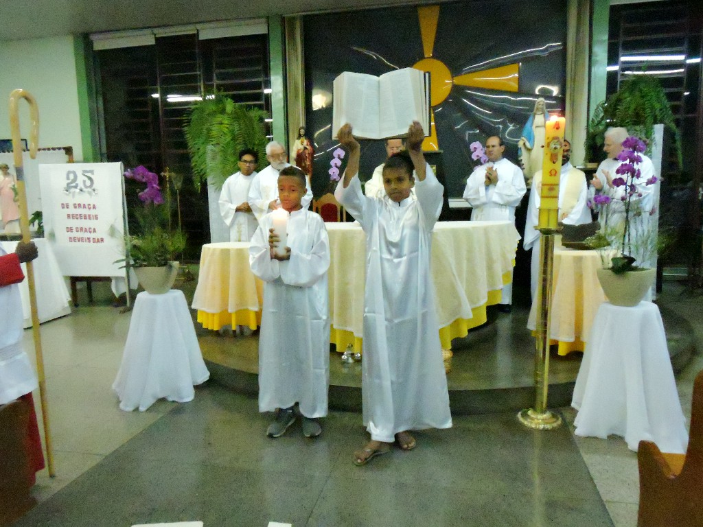 Dom Walmor celebra, com fiéis do bairro Taquaril, os 25 anos de criação da Paróquia São Gabriel