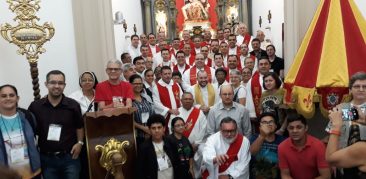 Santuário Basílica da Padroeira de Minas: Dom José Fortes Palau celebra a Eucaristia com peregrinos