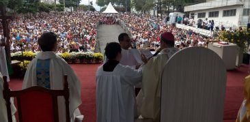 Milhares de fiéis se reúnem na 34ª Missa de Nossa Senhora Aparecida