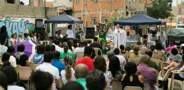 Dia Mundial do Pobre: dom Walmor celebra em vilas da Região Metropolitana