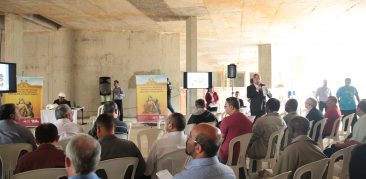 Grupo de sacerdotes visita obras da Catedral Cristo Rei