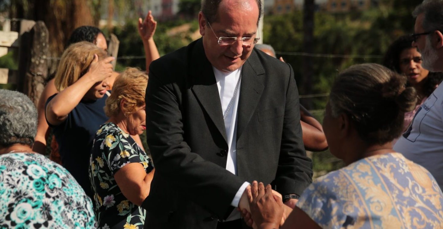 Dom Walmor conforta familiares de vítimas em Brumadinho, nesta terça-feira (29)