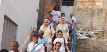 Ano Missionário na Arquidiocese de BH: evangelizadores anunciam a Palavra de Deus na Vila Santa Cruz