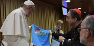 Papa recebe colete usado por voluntários da Arquidiocese de BH no amparo a vítimas em Brumadinho