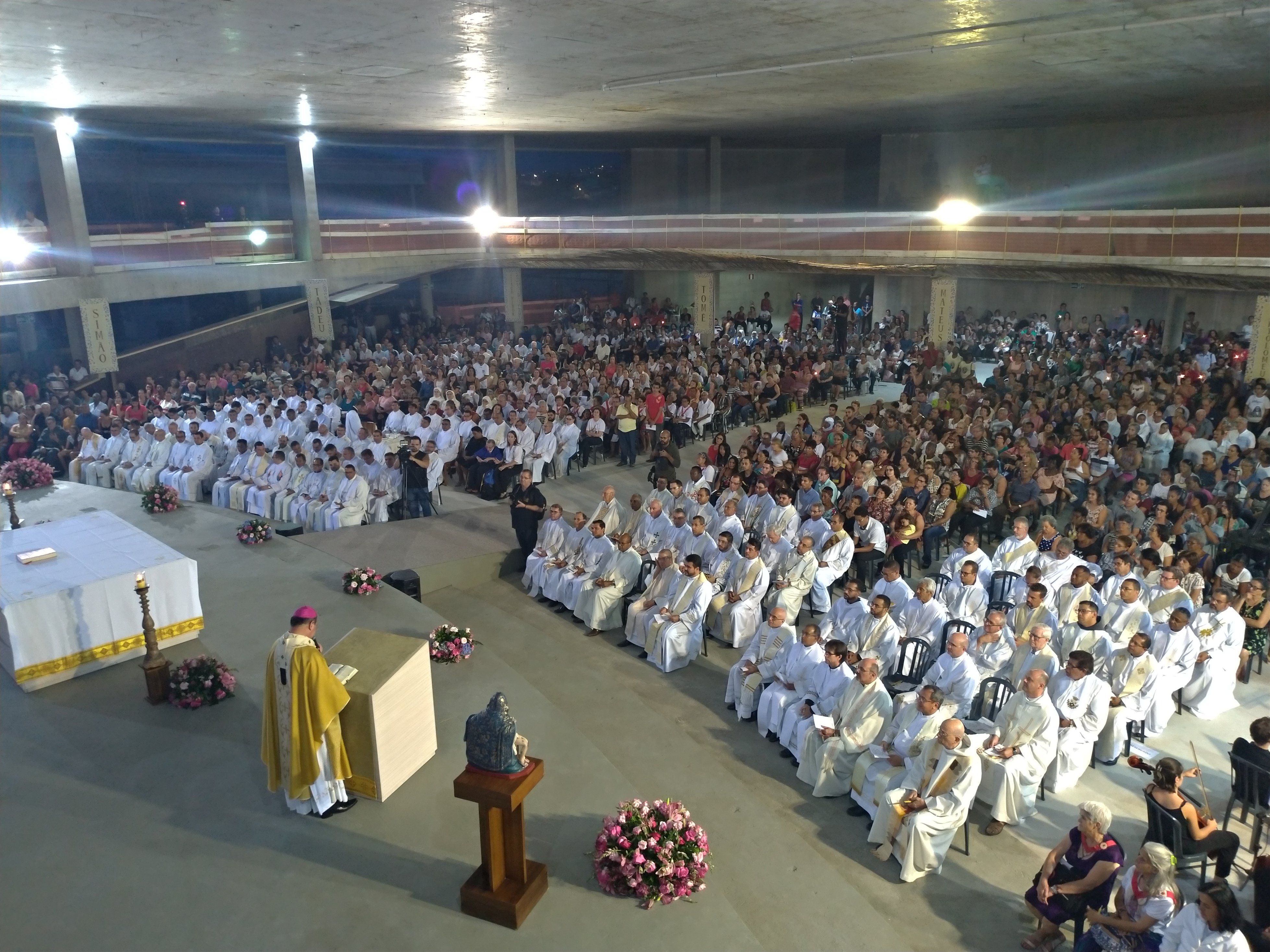 Mais de mil fiéis celebram os 98 anos da Arquidiocese de BH na Catedral Cristo Rei