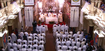 Fiéis celebram os 15 anos de dom Walmor na Arquidiocese de BH