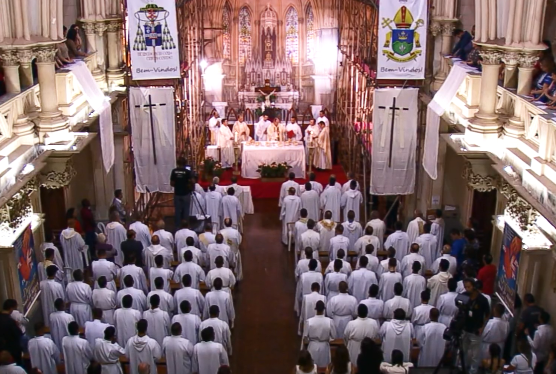 Fiéis celebram os 15 anos de dom Walmor na Arquidiocese de BH