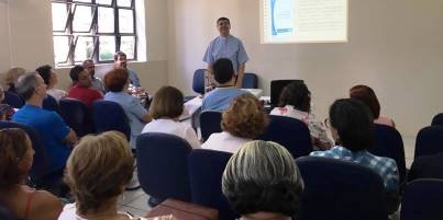 Dom Edson Oriolo preside encontro com padres e agentes da Pastoral do Dízimo