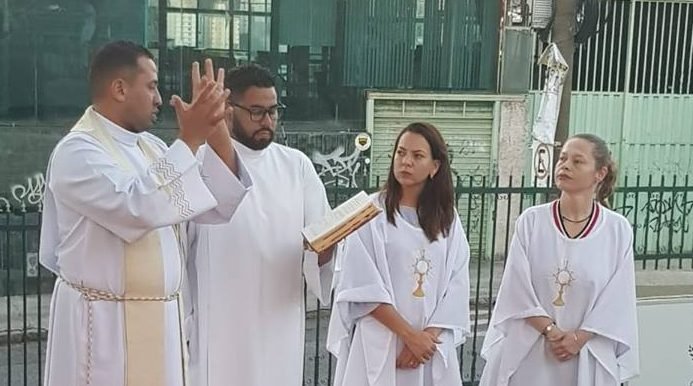 Pastoral do Surdo celebra Semana Santa em Libras