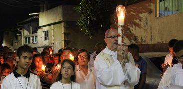 Dom Joaquim  Mol ,  preside Vigília Pascal na Comunidade São Marcos, bairro Palmeiras