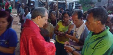 Dom Vicente celebra o Tríduo Pascal com fiéis, em Brumadinho