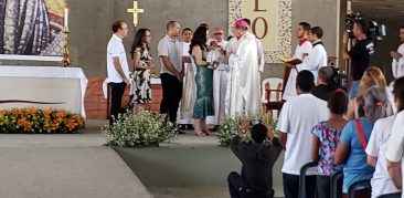 Fiéis celebram o Domingo da Divina Misericórdia no canteiro de obras da Catedral Cristo Rei