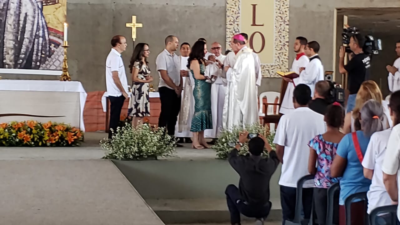 Fiéis celebram o Domingo da Divina Misericórdia no canteiro de obras da Catedral Cristo Rei