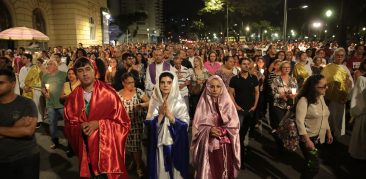 Fiéis se unem em oração na Praça da Liberdade e revivem os passos da Paixão de Cristo