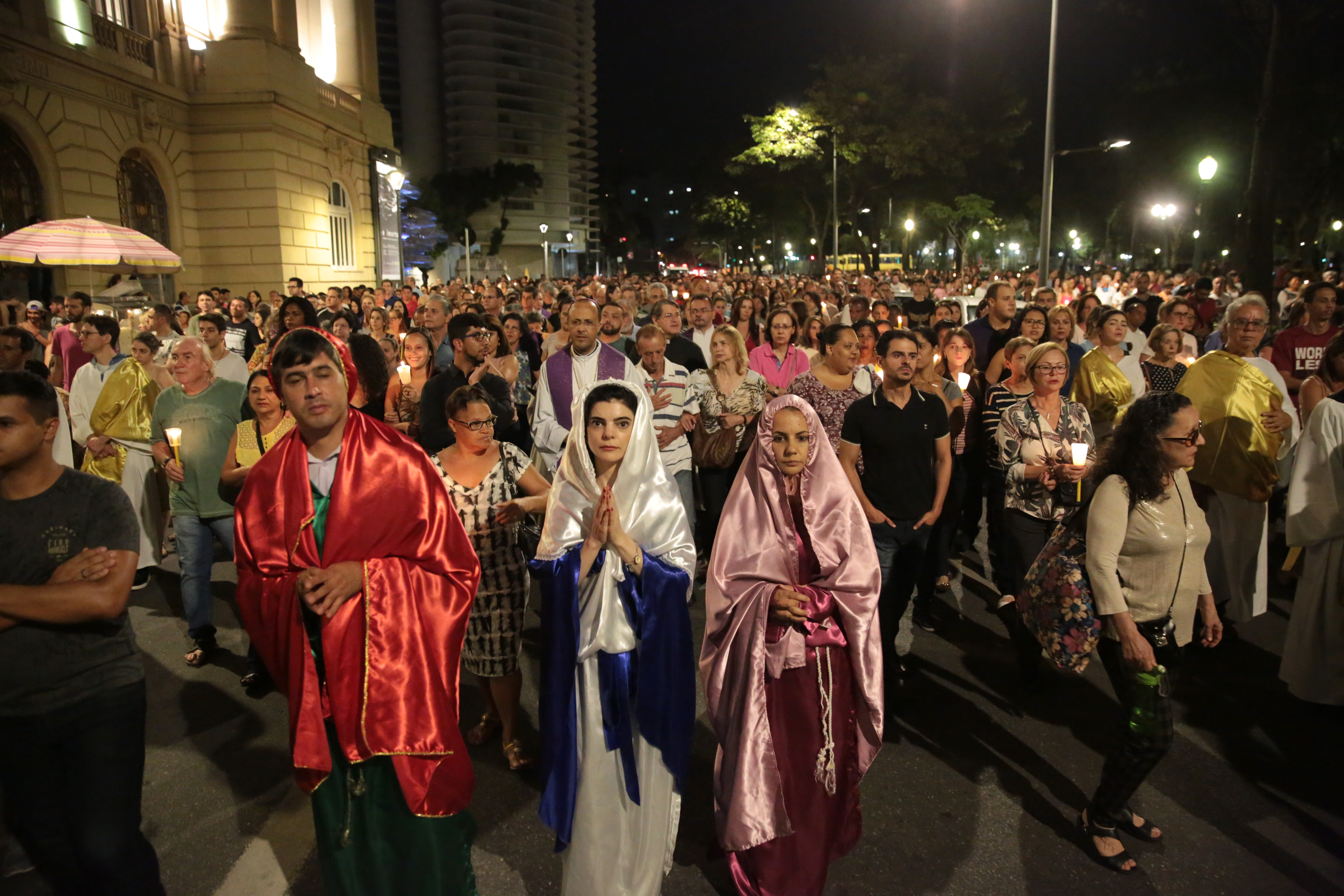 Fiéis se unem em oração na Praça da Liberdade e revivem os passos da Paixão de Cristo