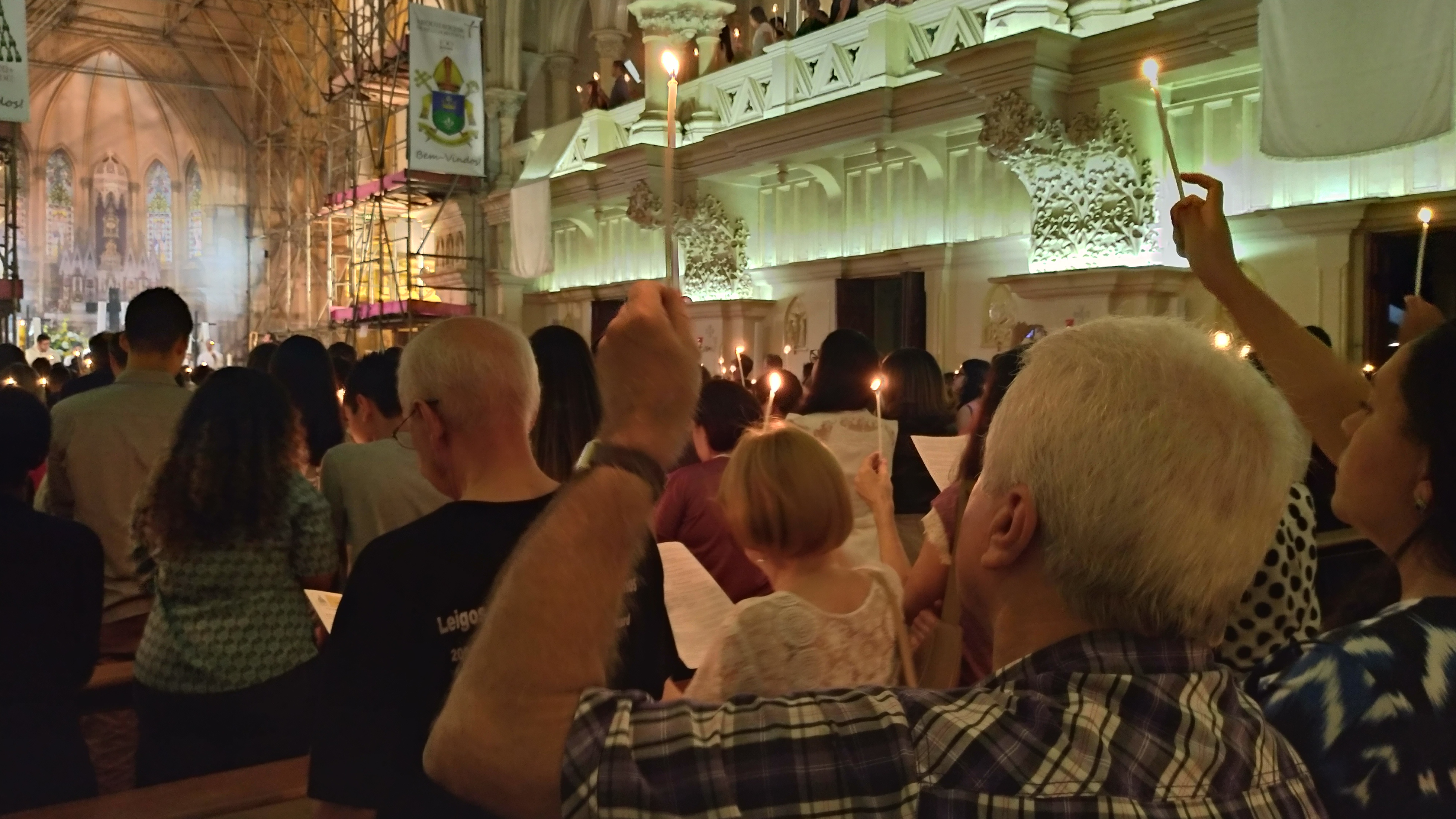 Fiéis participam da Vigília Pascal no Santuário Arquidiocesano de Adoração Perpétua Nossa Senhora da Boa Viagem