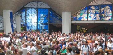 Centenas de fiéis se reúnem na Paróquia Nossa Senhora de Fátima, em Belo Horizonte