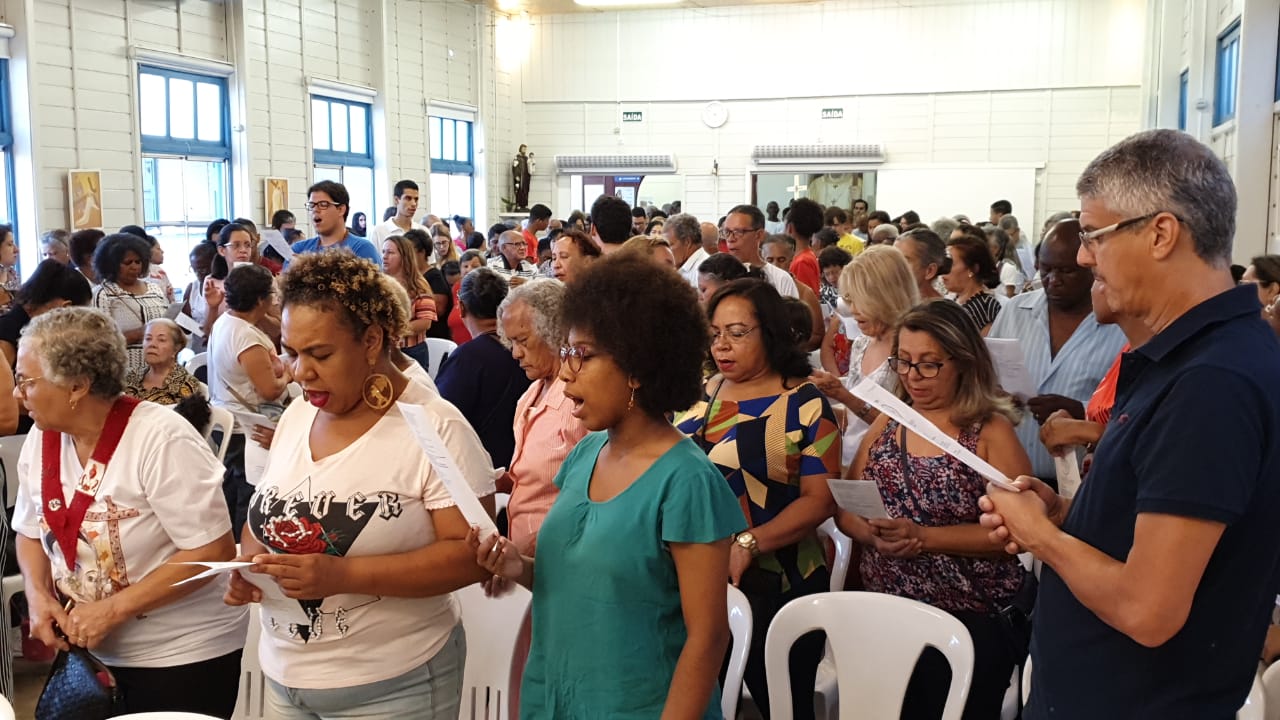 Fiéis celebram o Terceiro Domingo da Páscoa na Tenda Cristo Rei