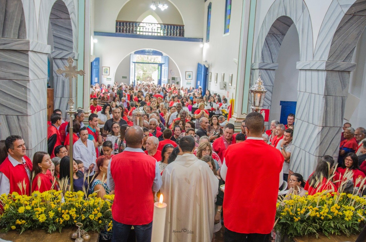 Dom Geovane  celebra a Solenidade do Corpo e Sangue de Cristo com fiéis das comunidades de fé de Taquaraçu de Minas