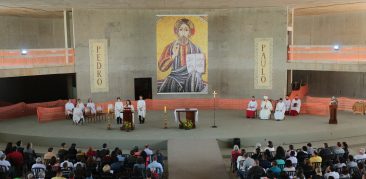 Celebração na Catedral Cristo Rei reúne centenas de fiéis