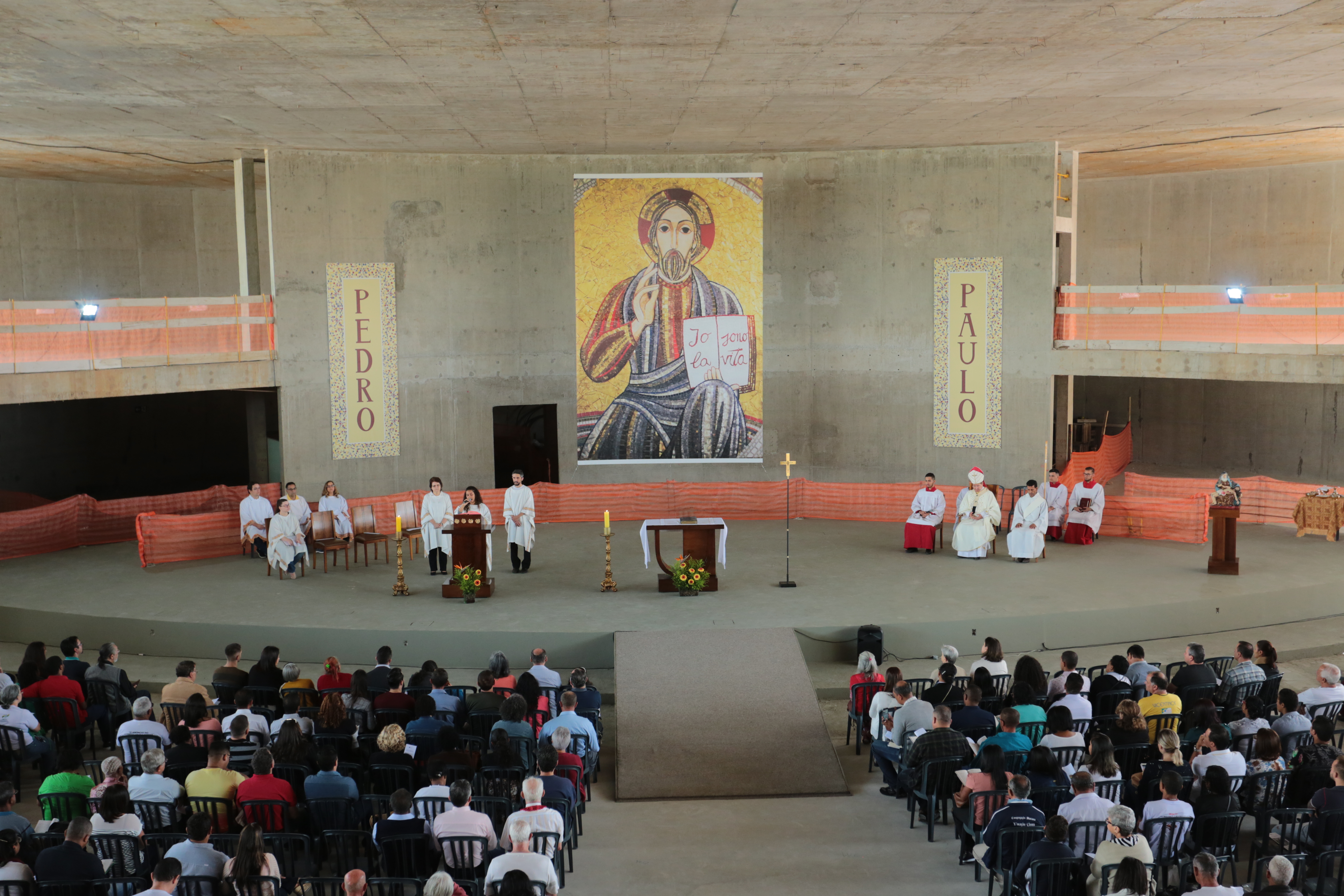 Celebração na Catedral Cristo Rei reúne centenas de fiéis