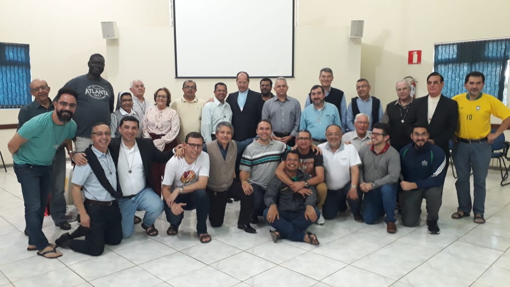 Dom Walmor encontra-se com sacramentinos durante a Assembleia Provincial da Congregação