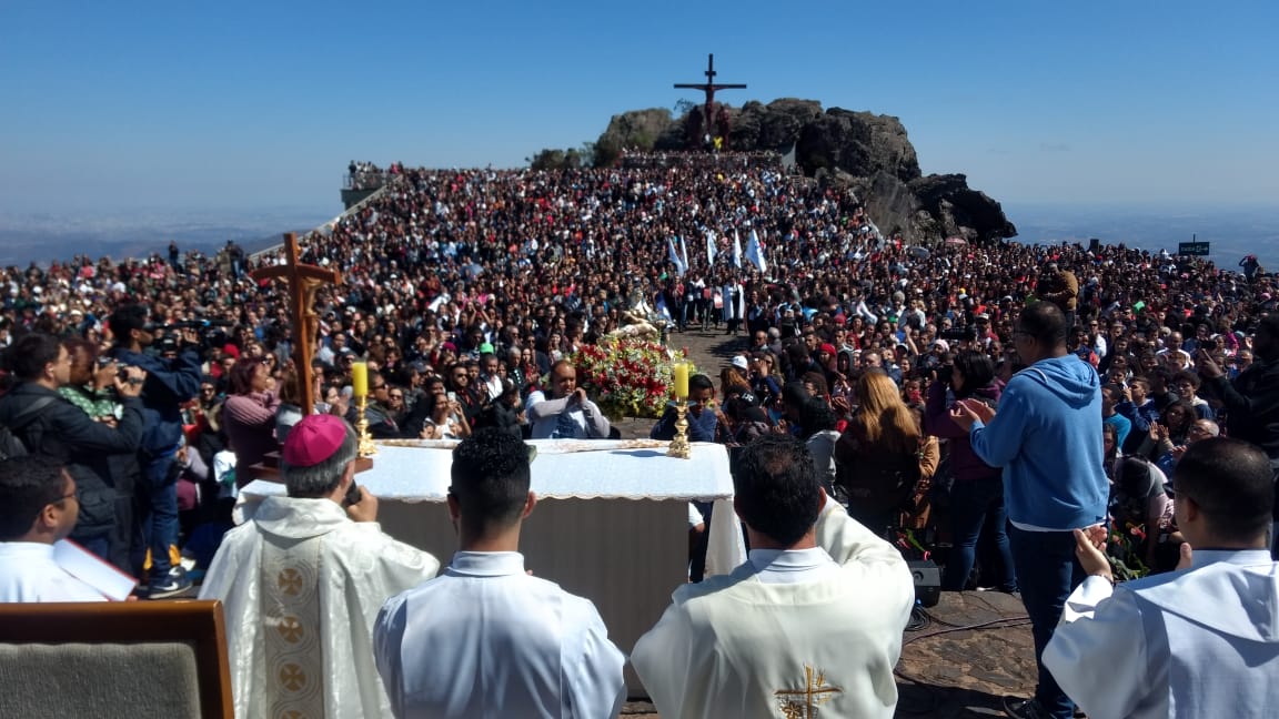 Espiritualidade e fé: milhares de jovens peregrinam ao Santuário Basílica da Padroeira de Minas