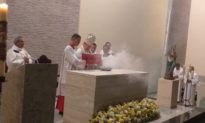 Dom Walmor preside Missa e Dedicação do Altar da Igreja Divino Espírito Santo, Paróquia Nossa Senhora do Bom Conselho, em BH