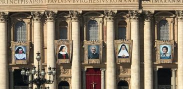 Vaticano apresenta biografias dos cinco novos Santos