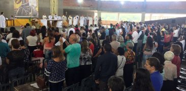 Catedral Cristo Rei: dom Walmor celebra a Festa de Cristo Rei com centenas de fiéis