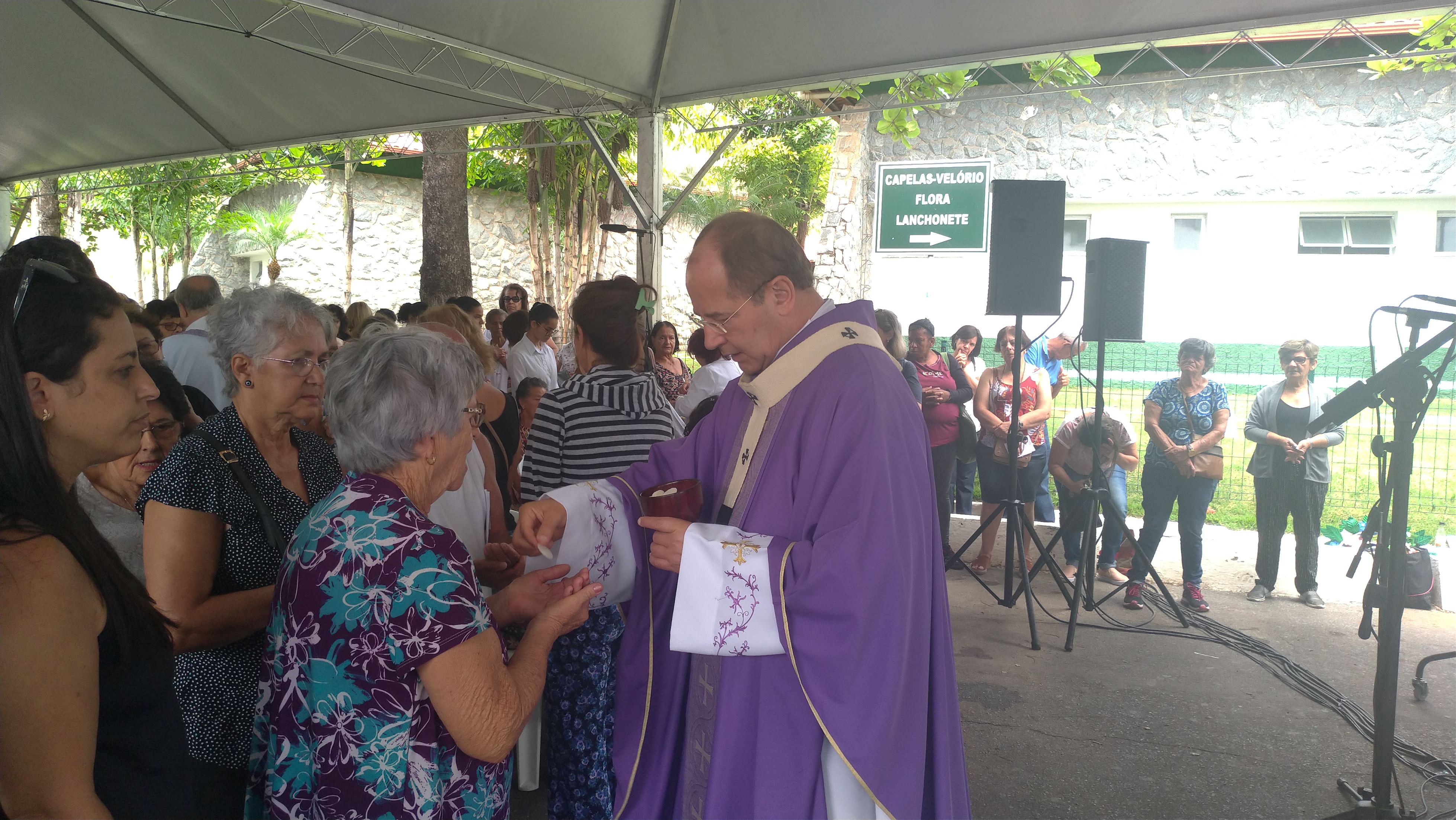 Dia de Finados: dom Walmor celebra Missa com fiéis no Cemitério da Colina