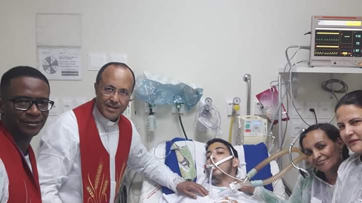 Dom Geovane visita hospital e confere sacramento da Crisma a jovem paciente