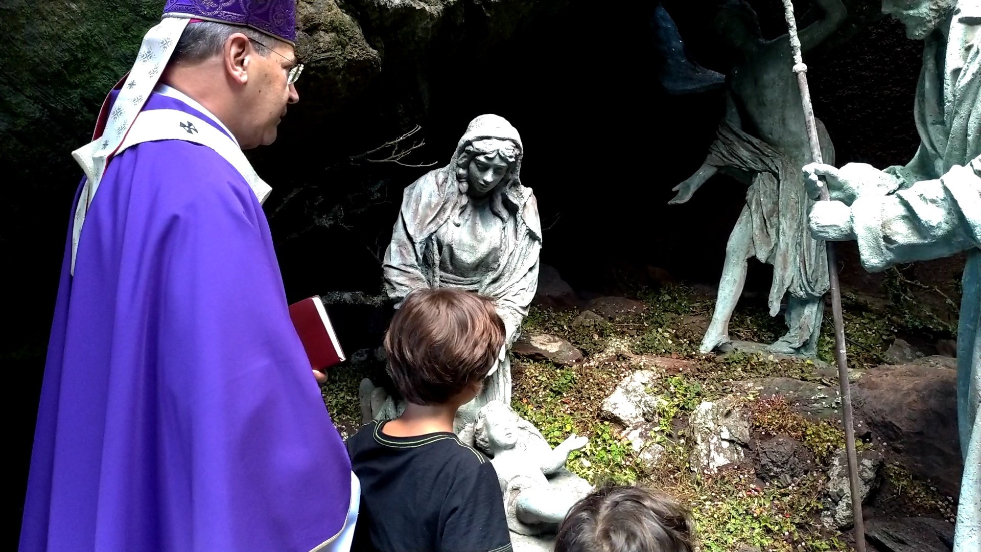 Peregrinos se reúnem para a bênção do presépio no Santuário da Padroeira de Minas