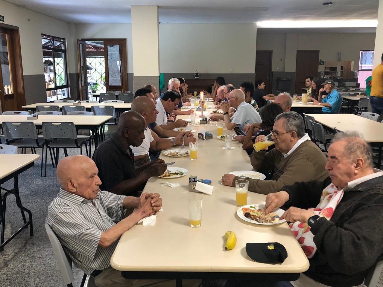 Convivium Emaús: dom Walmor vive momento de partilha com padres da maturidade