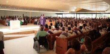 Dom Walmor e dom Joaquim Mol celebram a Eucaristia na inauguração do Centro de Espiritualidade da PUC Minas