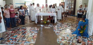 Dor e lágrimas marcam Missa de Natal, presidida por dom Vicente,em Brumadinho