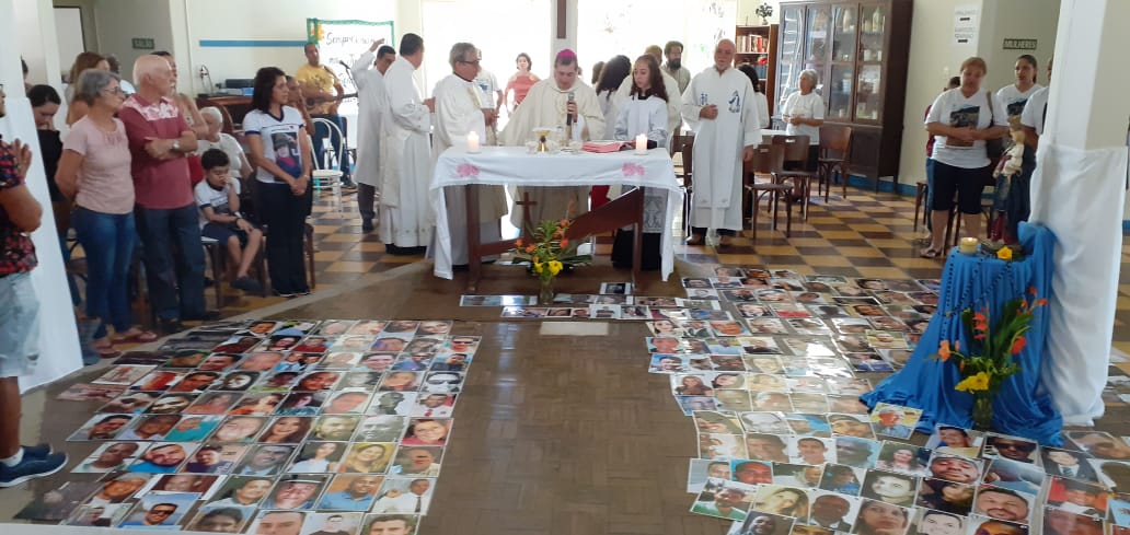 Dor e lágrimas marcam Missa de Natal, presidida por dom Vicente,em Brumadinho