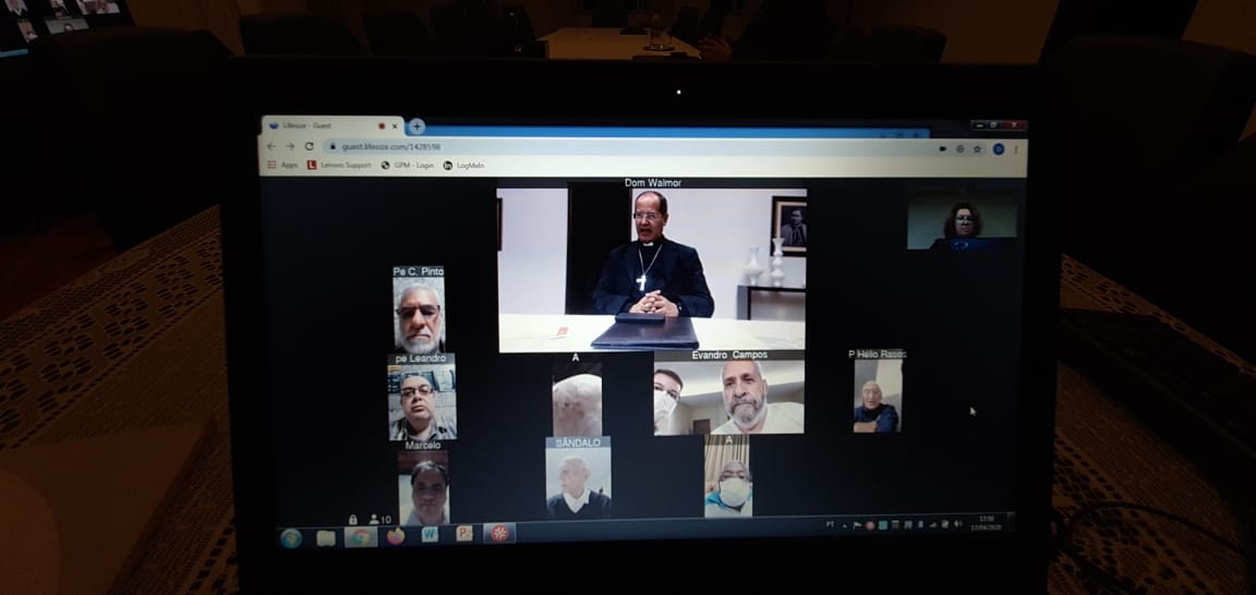 Videoconferência: dom Walmor reza com padres da maturidade