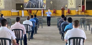 Catedral Cristo Rei: seminaristas participam de Missa presidida por dom Walmor no dia dedicado à Padroeira de Minas