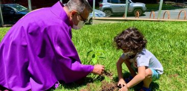 Veja fotos: Comunidades de fé da Arquidiocese de BH homenageiam vítimas da pandemia