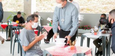 Catedral Cristo Rei: dom Walmor partilha almoço e momento de oração com pessoas que vivem nas ruas