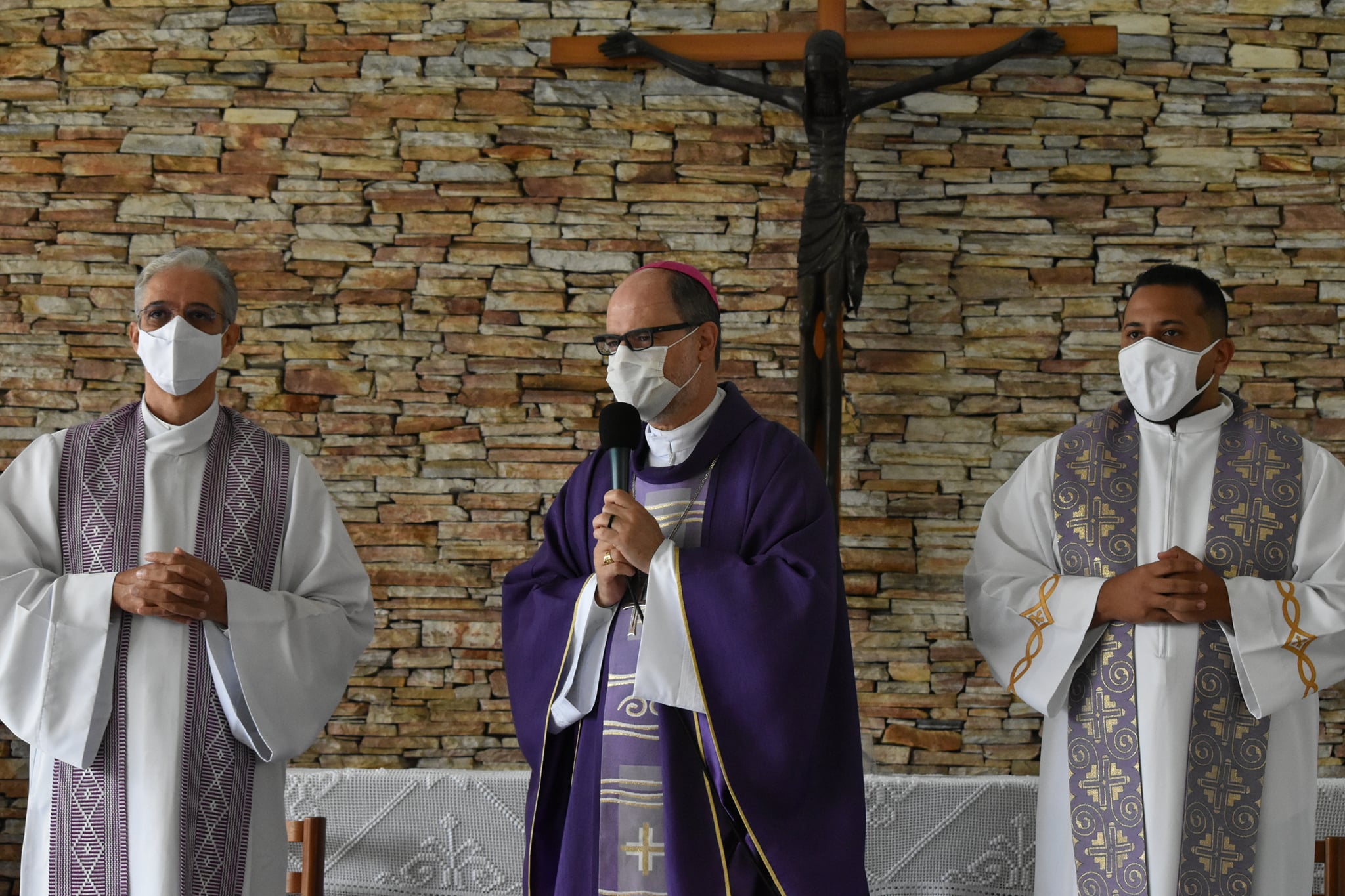 Dom Mol preside Missa pelo início do ministério do Monsenhor Nédio Lacerda e padre Wagner Douglas na paróquia Coração Eucarístico de Jesus