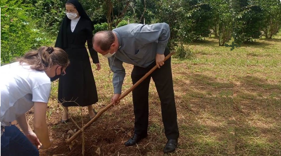 Dom Walmor inicia plantio do Jardim dos Jequitibás e celebra Missa em memória de Monsenhor Domingos