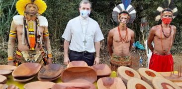 Dia do Índio: dom Vicente visita comunidade Pataxó
