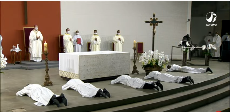 Catedral Cristo Rei: jovens são ordenados diáconos no caminho de preparação para o sacerdócio