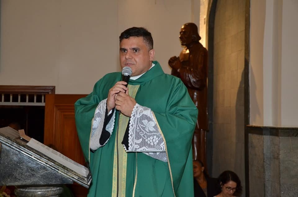 Padre Otávio Juliano, pároco da Paróquia do Santo Cura D’Ars, celebra 20 anos de sacerdócio