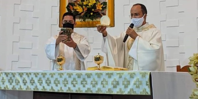 Dom Geovane Luís celebra a Eucaristia no primeiro dia da novena ao Padroeiro, na Paróquia São José Operário, em Honório Bicalho