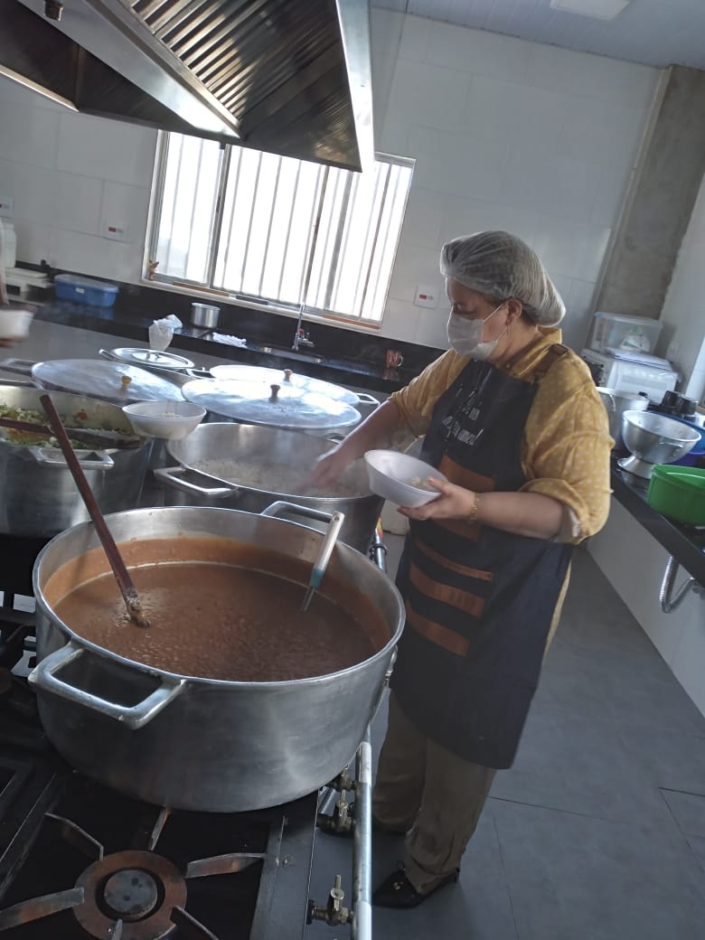 “Dai-lhes vós mesmos de comer”: evangelizadores da Catedral Cristo Rei preparam alimentos para famílias que sofrem com a fome