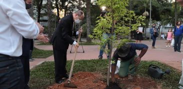 Dom Walmor, em gesto simbólico, realiza plantio de jequitibá na Praça da Assembleia no Ano Jubilar Centenário da Arquidiocese