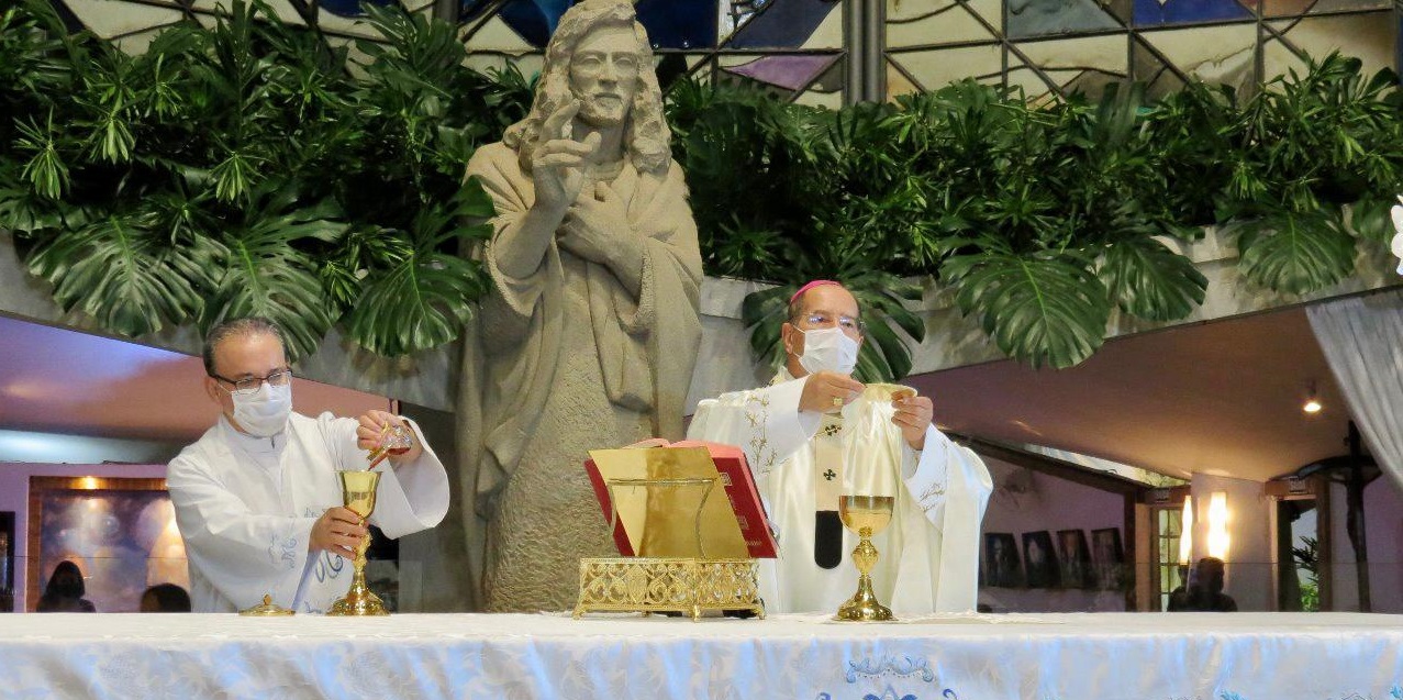 Dom Walmor celebra Missa na Paróquia Nossa Senhora de Fátima (bairro Santo Agostinho) na Festa da Padroeira